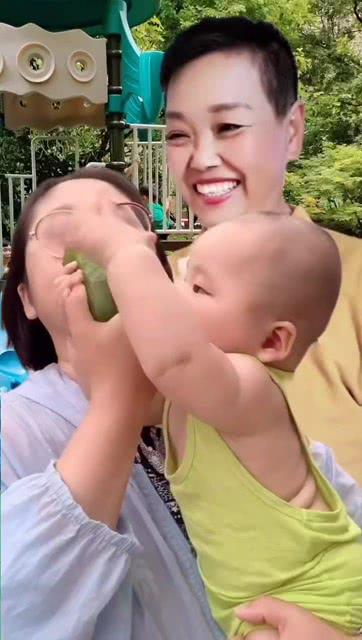 宝宝和妈妈抢吃瓜视频看,萌娃与妈妈的欢乐食瓜时刻
