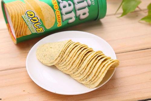 老外吃老瓜味的薯片视频,揭秘老瓜味薯片独特风味