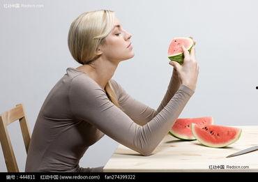 国外美女吃瓜视频,国外美女品尝瓜果的精彩瞬间