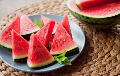 端上小板凳吃瓜视频