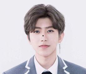 蔡徐坤吃醋吃瓜视频素材,甜蜜互动引粉丝尖叫