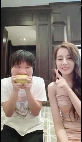 女人吃瓜的搞笑视频大全,笑料横生！女人吃瓜搞笑视频大盘点